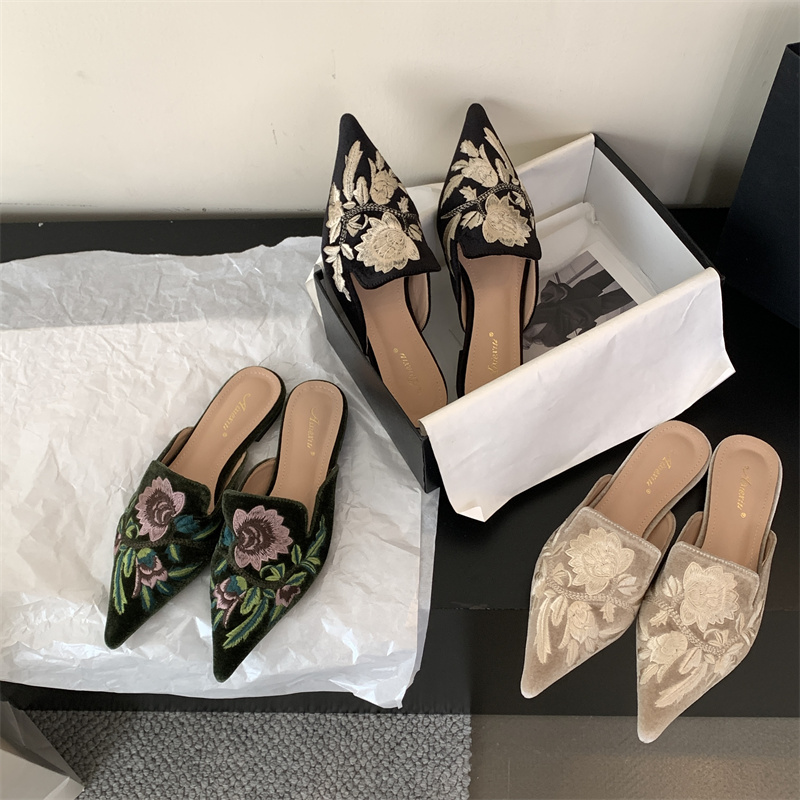 2026 Spring Ethnic Style Women's Flat Pointed Toe Slippers with Embroidery, Sizes 35-41